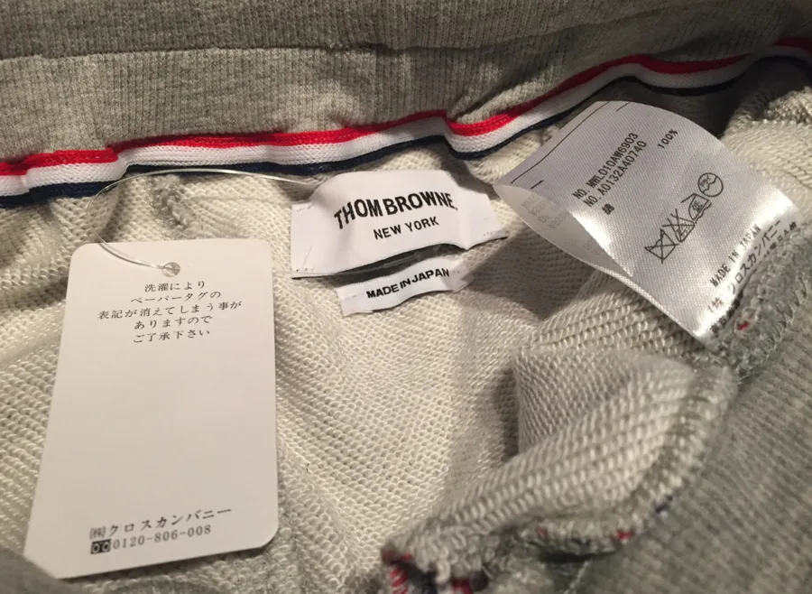 Kiểm tra nhãn cổ áo và tag thông tin sản phẩm