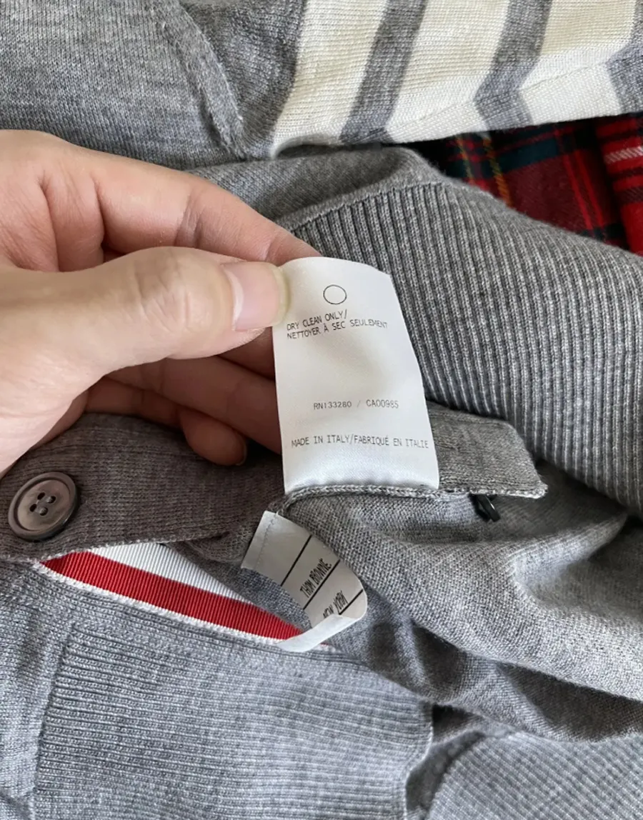 Kiểm tra nhãn cổ áo và tag thông tin sản phẩm