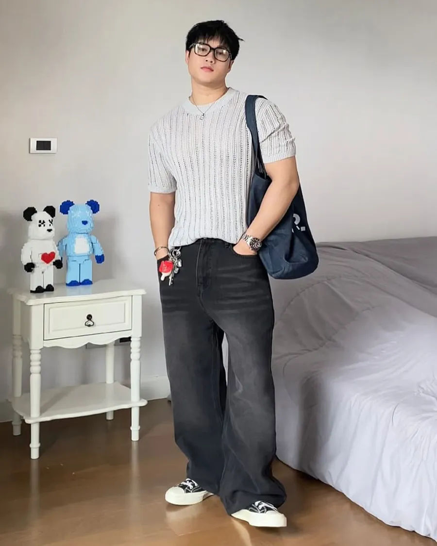 Nam tính, tối giản với áo polo và quần tối màu