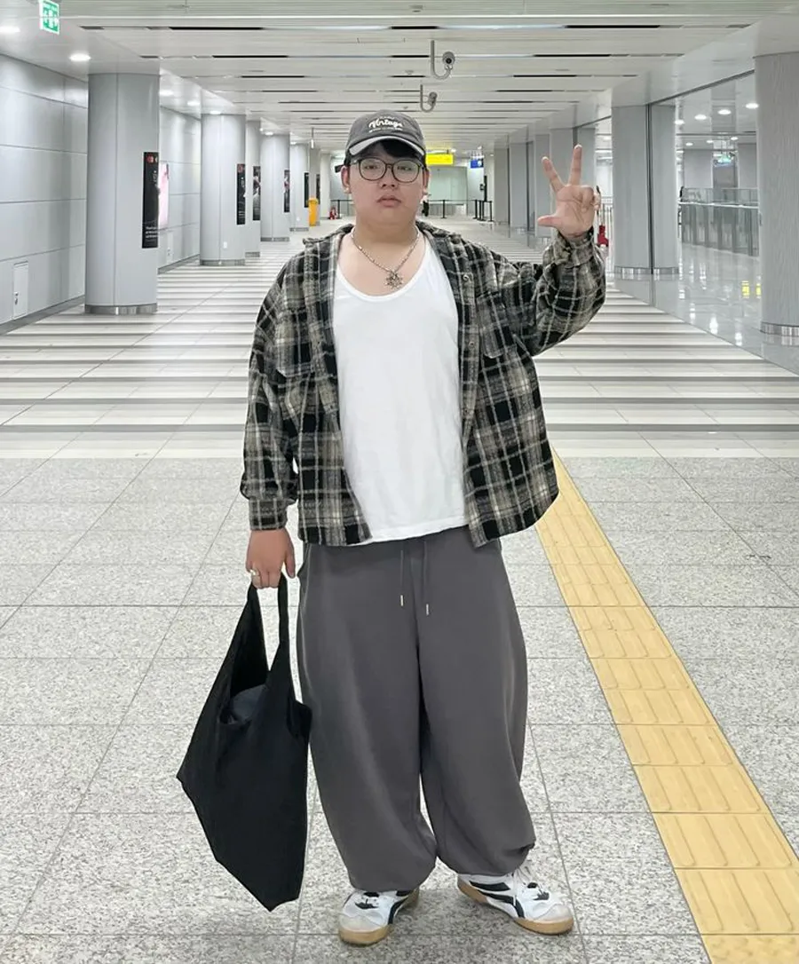 Trẻ trung với áo sơ mi tối màu và quần jeans ống đứng