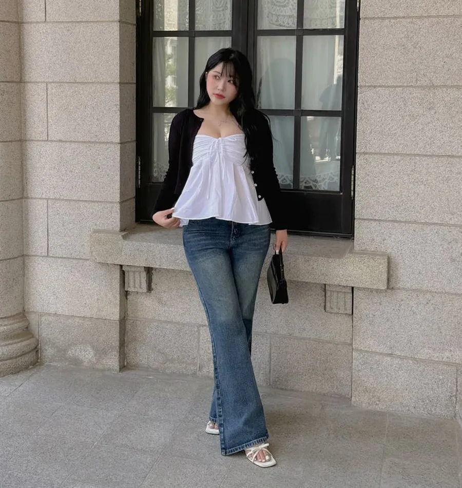 Áo cardigan và quần jean ống loe