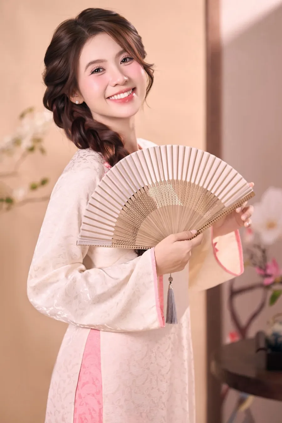 Tạo dáng chụp ảnh áo dài Tết với quạt cầm tay 