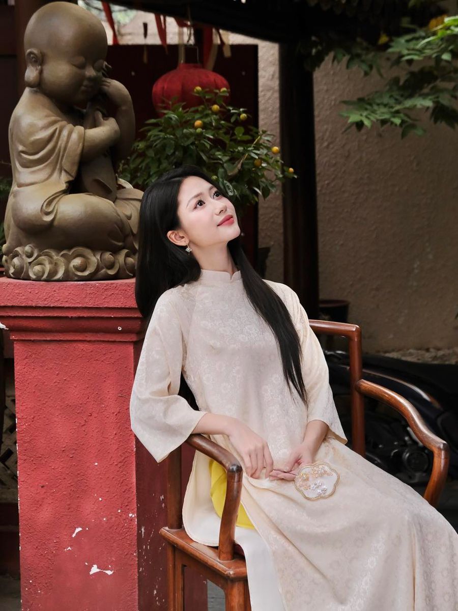 Chụp ảnh áo dài Tết tại chùa 