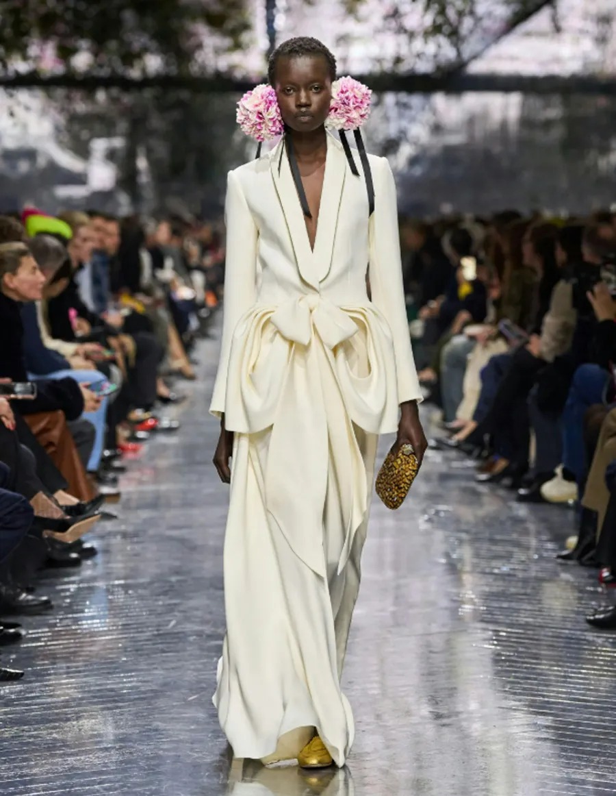Dior Haute Couture SS26: Khu vườn hoa nở rộ và màn debut định mệnh của Jonathan Anderson - 11