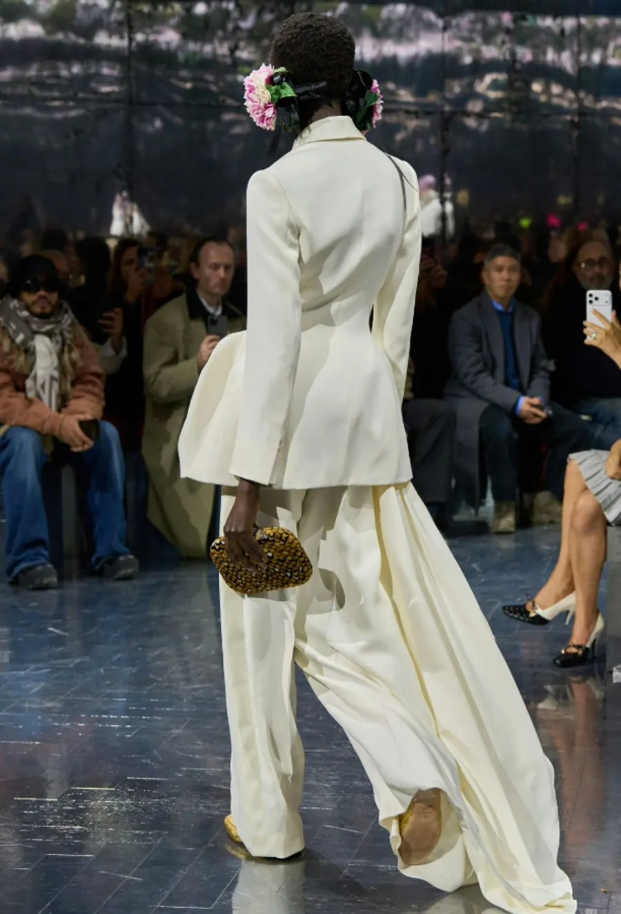 Dior Haute Couture SS26: Khu vườn hoa nở rộ và màn debut định mệnh của Jonathan Anderson - 12