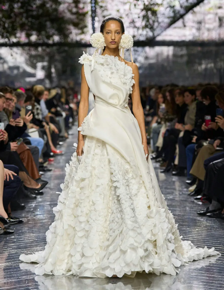 Dior Haute Couture SS26: Khu vườn hoa nở rộ và màn debut định mệnh của Jonathan Anderson - 16