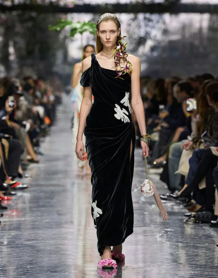 Dior Haute Couture SS26: Khu vườn hoa nở rộ và màn debut định mệnh của Jonathan Anderson - 20