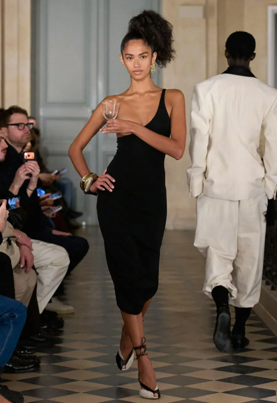 Jacquemus RTW 2026 và cuộc đối thoại đầy màu sắc với thập niên 1980 - 1