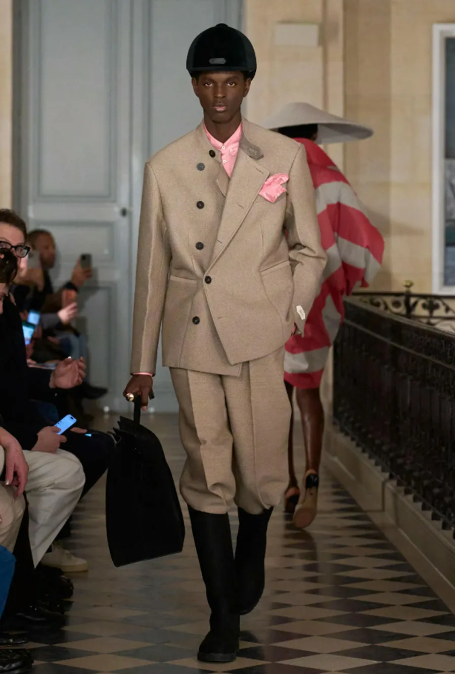 Jacquemus RTW 2026 và cuộc đối thoại đầy màu sắc với thập niên 1980 - 12