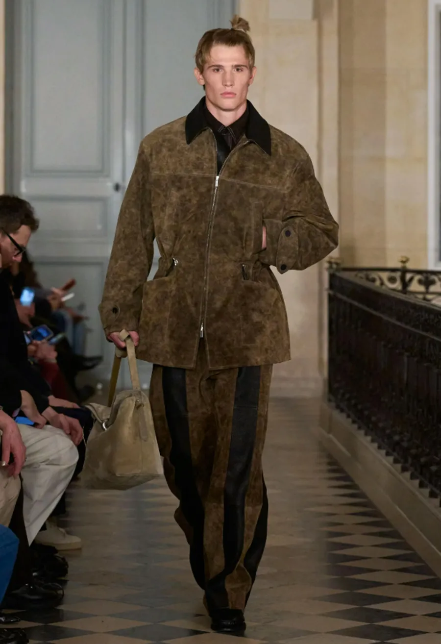 Jacquemus RTW 2026 và cuộc đối thoại đầy màu sắc với thập niên 1980 - 13