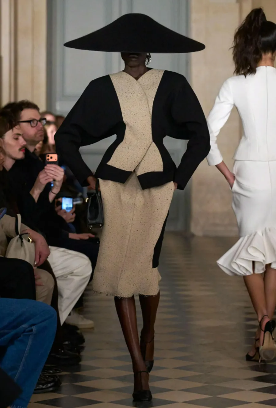 Jacquemus RTW 2026 và cuộc đối thoại đầy màu sắc với thập niên 1980 - 15