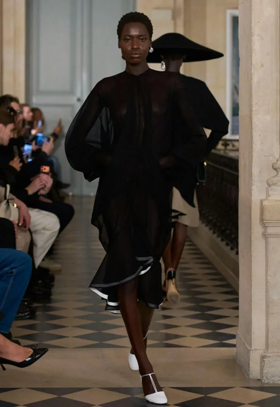 Jacquemus RTW 2026 và cuộc đối thoại đầy màu sắc với thập niên 1980 - 16