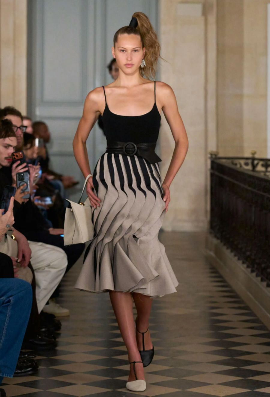 Jacquemus RTW 2026 và cuộc đối thoại đầy màu sắc với thập niên 1980 - 18