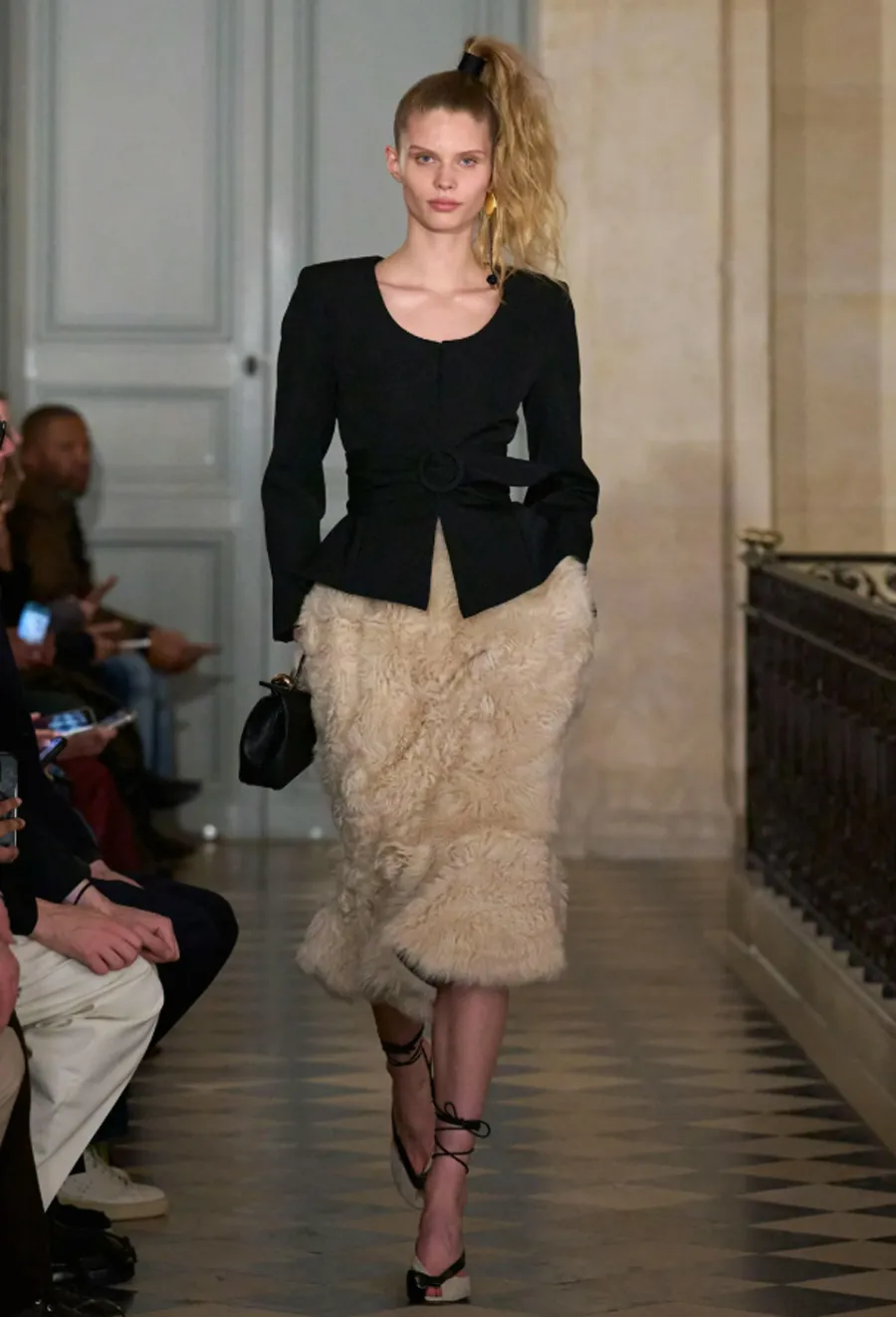 Jacquemus RTW 2026 và cuộc đối thoại đầy màu sắc với thập niên 1980 - 2