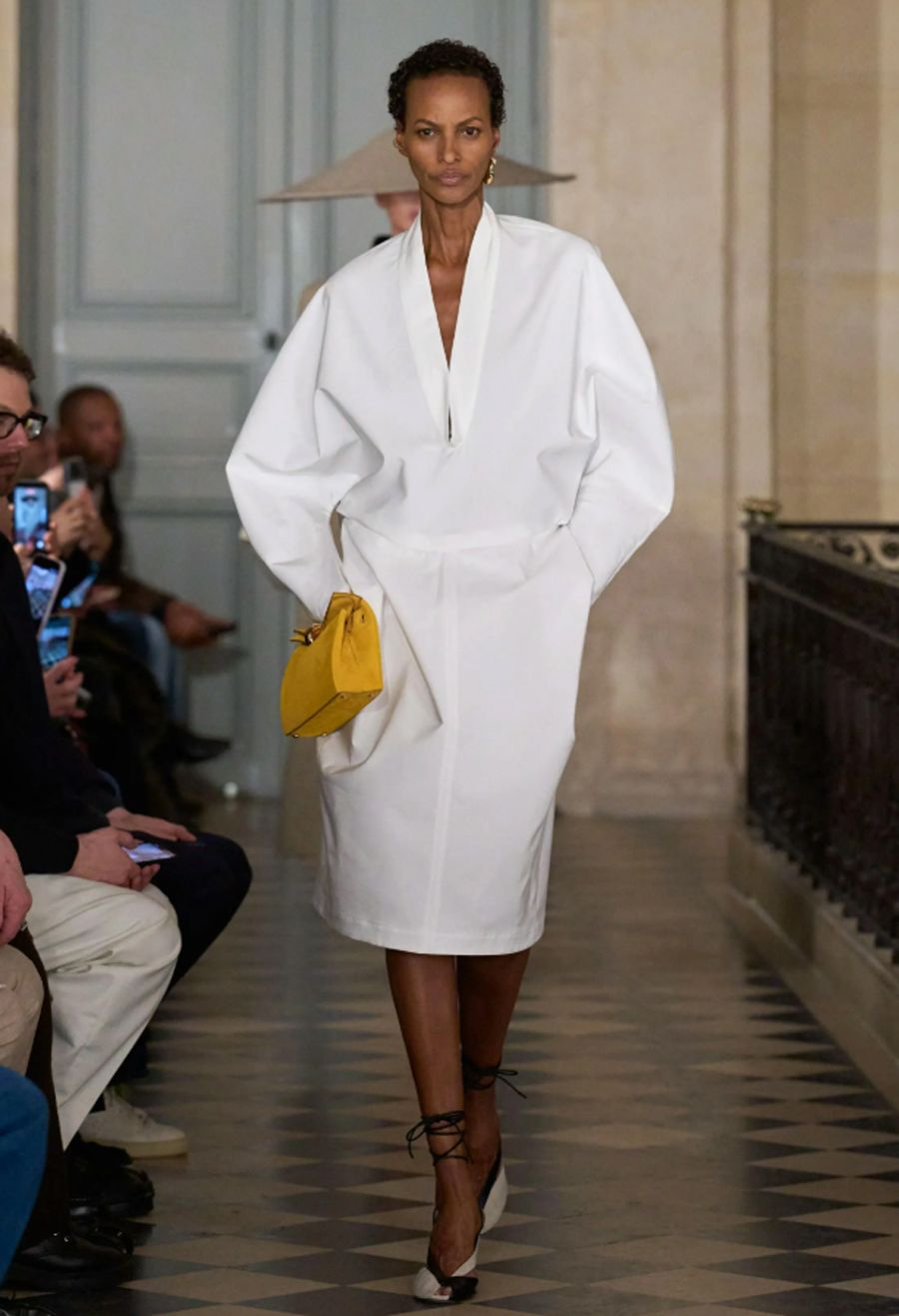 Jacquemus RTW 2026 và cuộc đối thoại đầy màu sắc với thập niên 1980 - 20