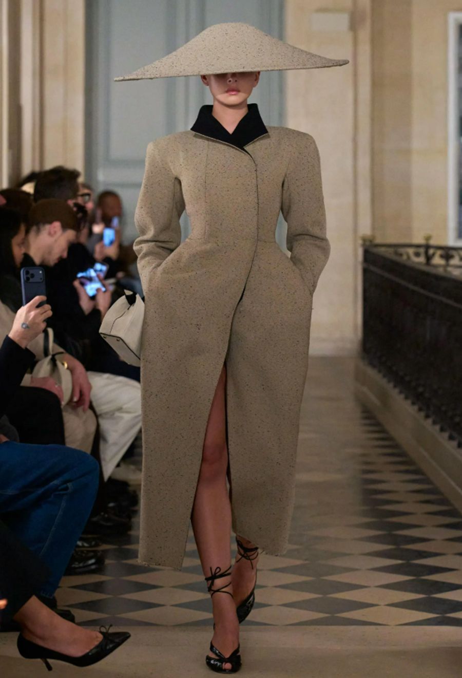 Jacquemus RTW 2026 và cuộc đối thoại đầy màu sắc với thập niên 1980 - 21