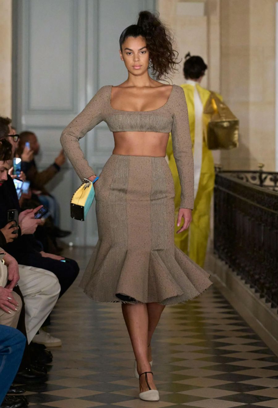 Jacquemus RTW 2026 và cuộc đối thoại đầy màu sắc với thập niên 1980 - 23