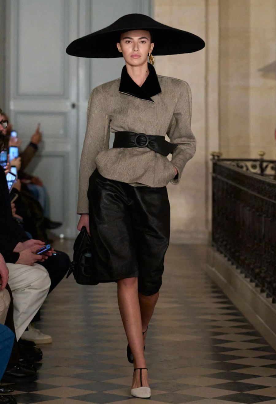 Jacquemus RTW 2026 và cuộc đối thoại đầy màu sắc với thập niên 1980 - 24