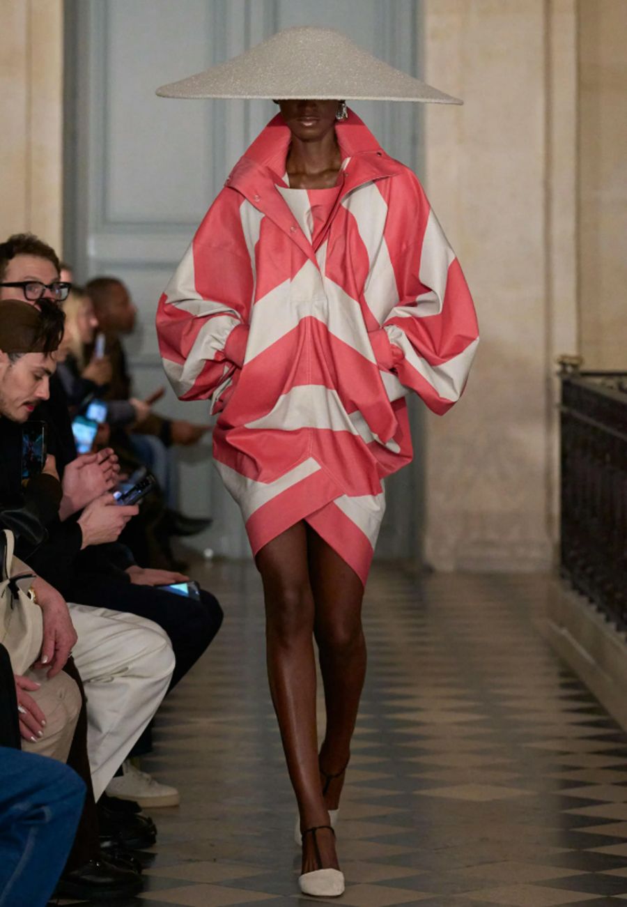 Jacquemus RTW 2026 và cuộc đối thoại đầy màu sắc với thập niên 1980 - 25