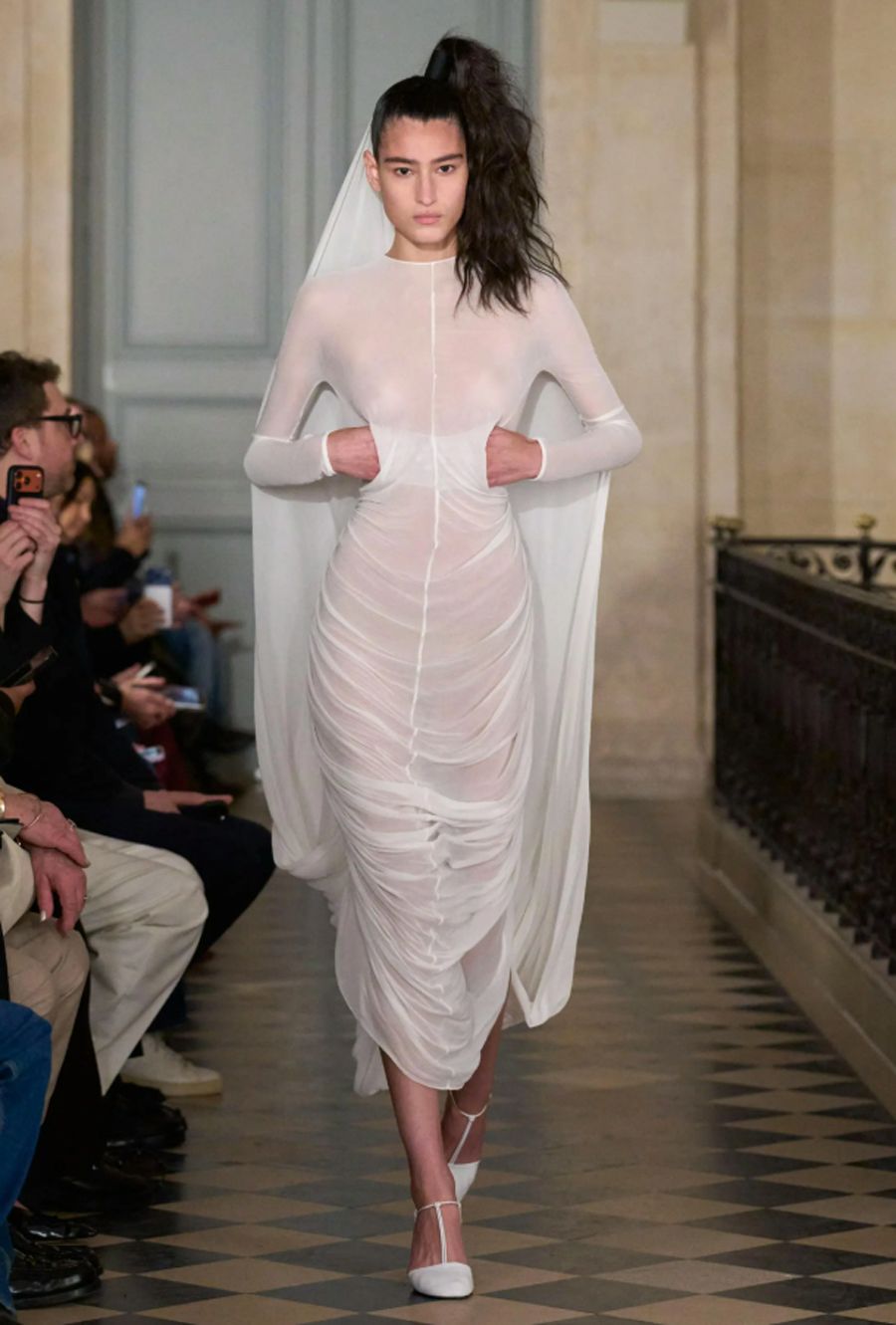 Jacquemus RTW 2026 và cuộc đối thoại đầy màu sắc với thập niên 1980 - 3