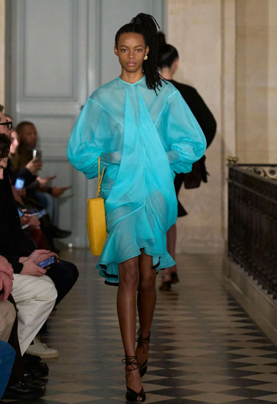 Jacquemus RTW 2026 và cuộc đối thoại đầy màu sắc với thập niên 1980 - 4