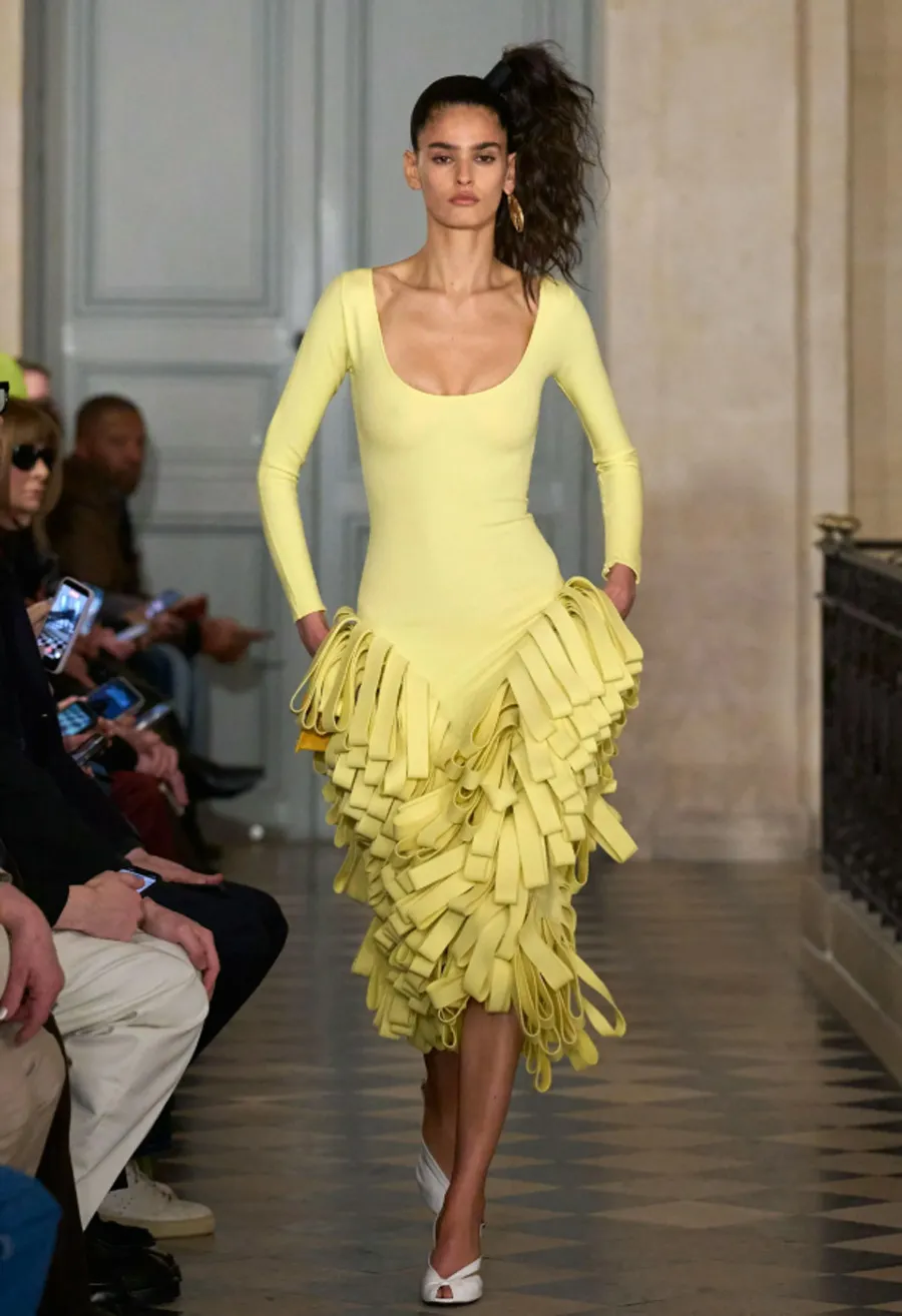 Jacquemus RTW 2026 và cuộc đối thoại đầy màu sắc với thập niên 1980 - 5