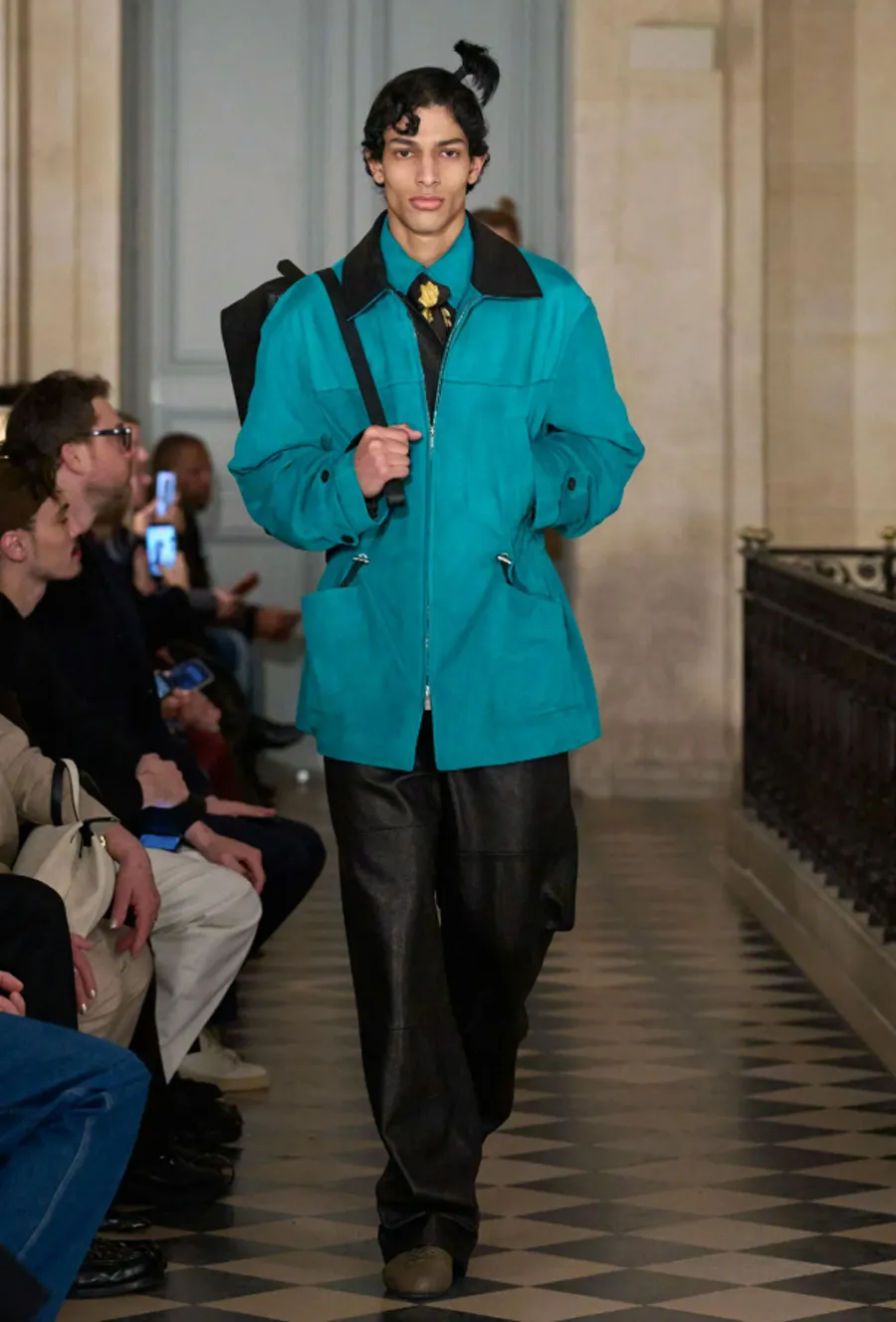 Jacquemus RTW 2026 và cuộc đối thoại đầy màu sắc với thập niên 1980 - 6