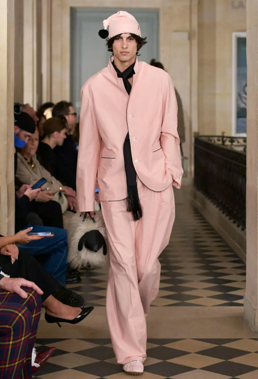 Jacquemus RTW 2026 và cuộc đối thoại đầy màu sắc với thập niên 1980 - 7