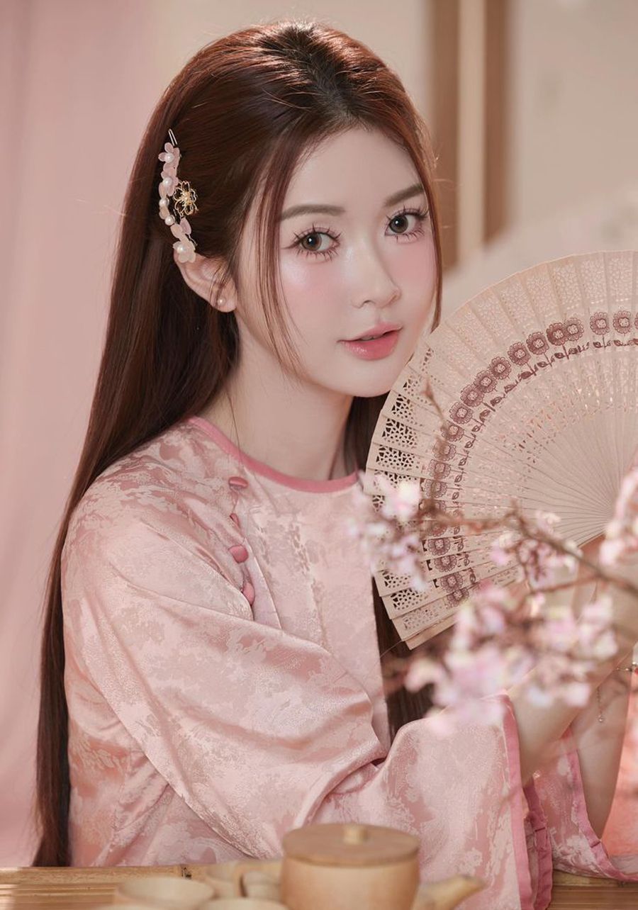 Tóc mái bay nhẹ nhàng