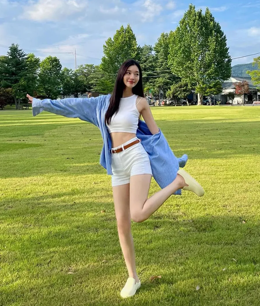 Áo sơ mi loose fit + áo hai dây + quần short 