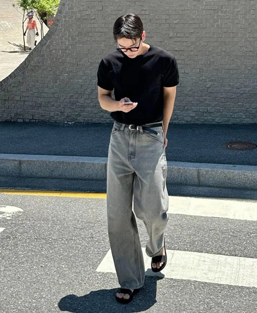 Quần jean loose fit + Áo phom ôm nhẹ 