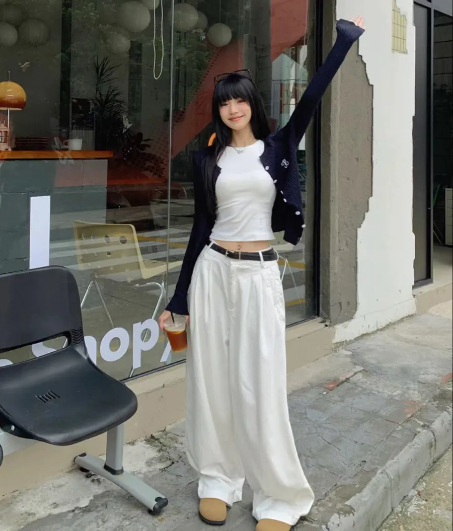 Quần kaki loose fit + áo len mỏng 