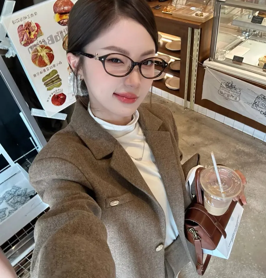 Bí quyết lựa chọn màu kính phù hợp với mặt tròn vuông