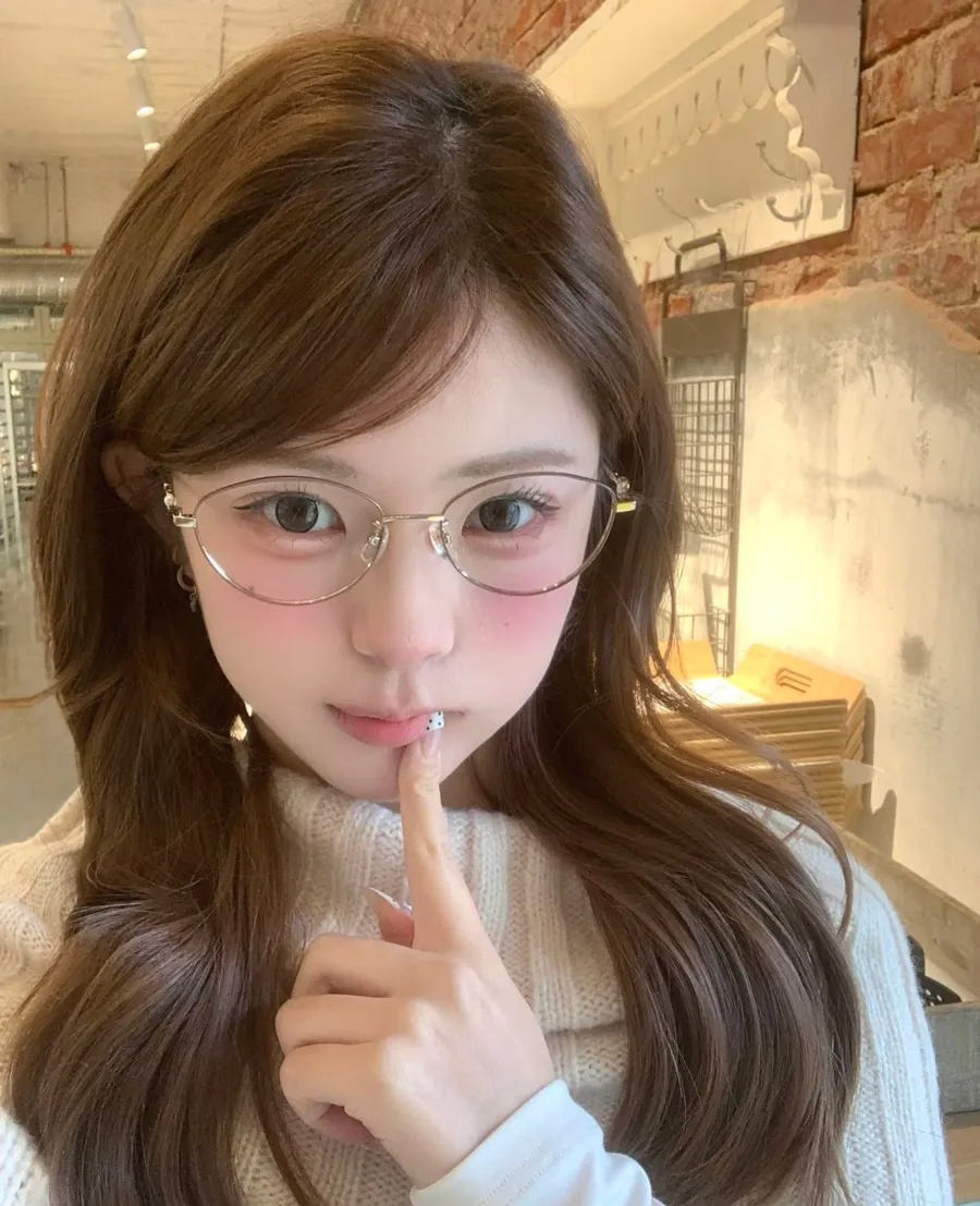 Kính browline với phần khung trên nổi bật