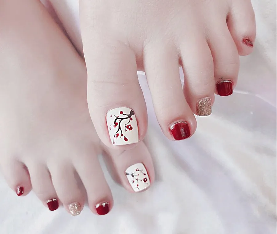 Mẫu móng chân Tết họa tiết xuân