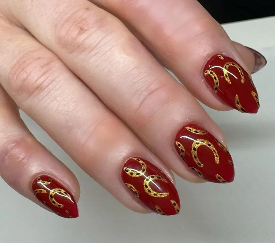 Mẫu nail chân Tết họa tiết con ngựa 2026