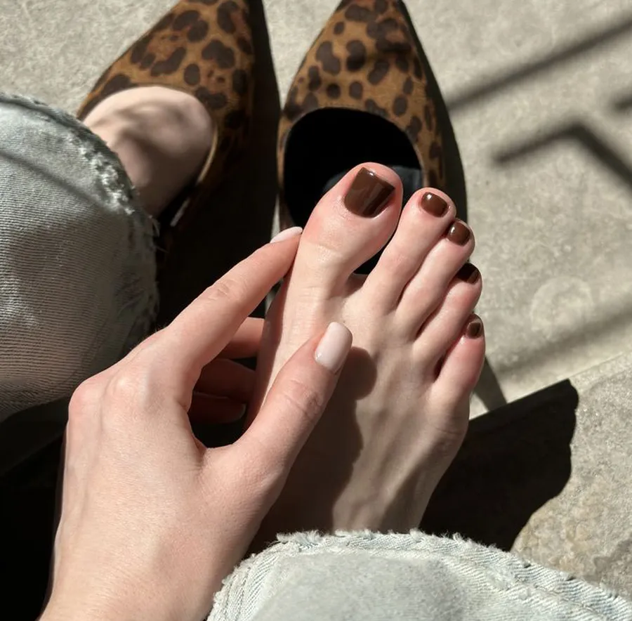 Mẫu nail chân Tết trơn đơn giản