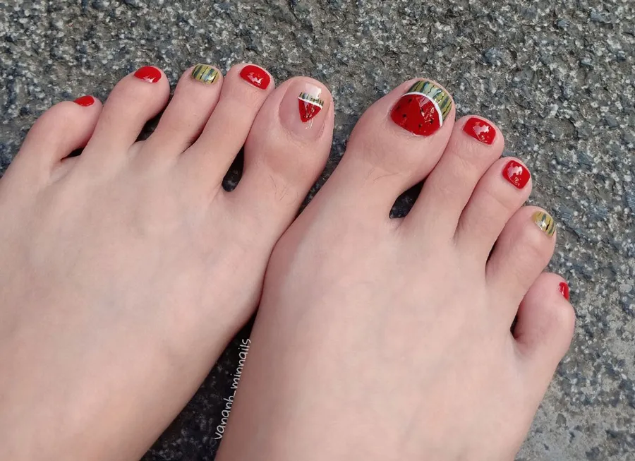 Mẫu sơn móng chân Tết họa tiết trái cây