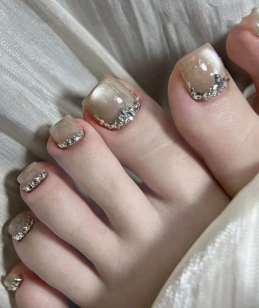 Mẫu nail chân Tết đính charm cầu kỳ