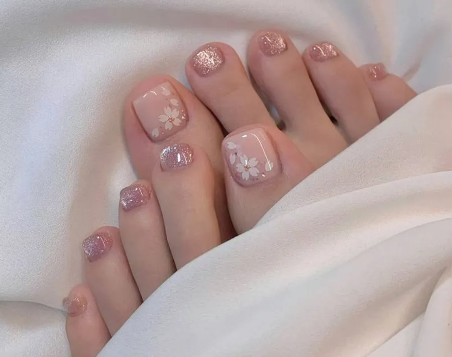 Mẫu nail chân Tết hoa nhí