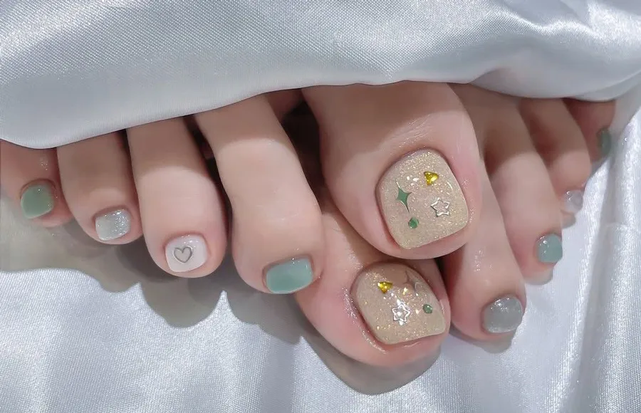 Mẫu nail chân Tết hoa nhí