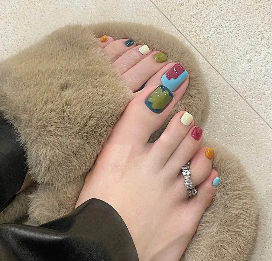 Mẫu nail chân Tết nhiều màu