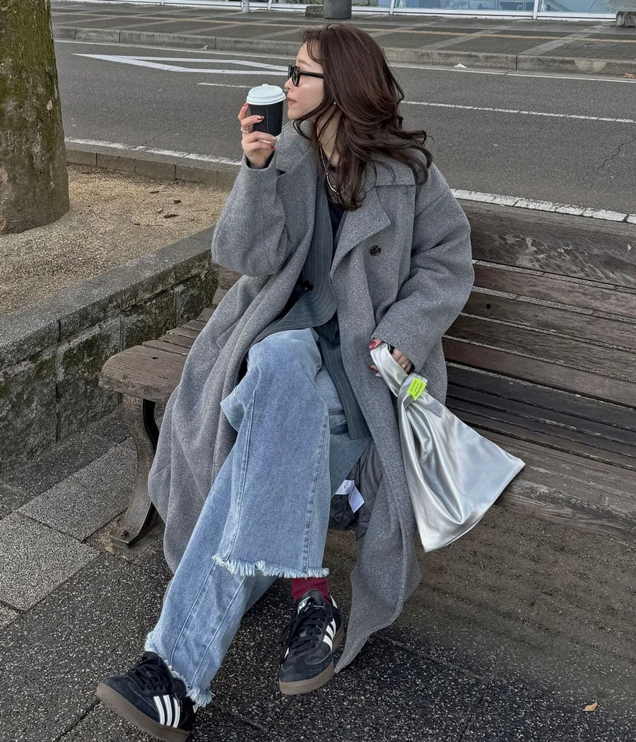 Áo xám lông chuột phối quần xanh