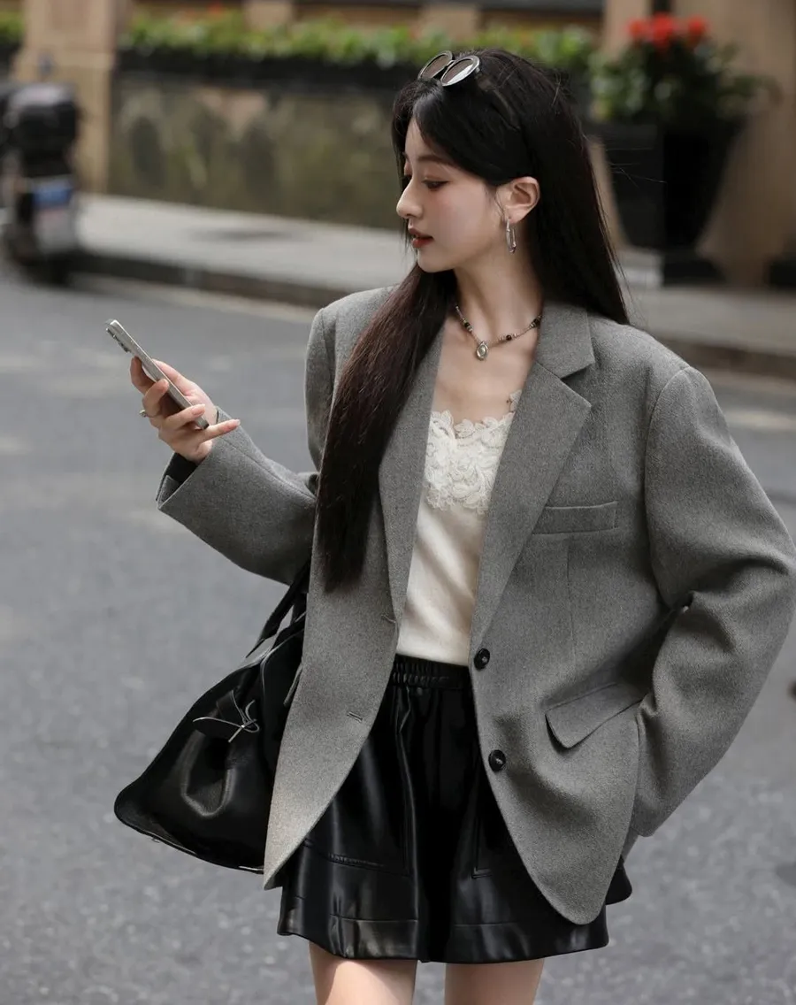 Áo blazer xám lông chuột phối áo sơ mi hoặc áo thun đen