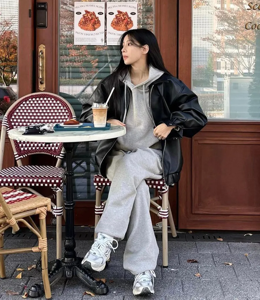 Hoodie xám lông chuột phối áo khoác đen