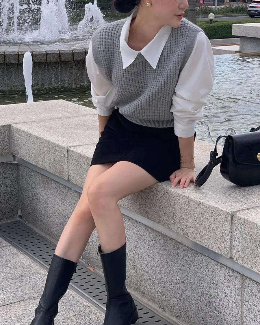 Áo len xám lông chuột phối áo sơ mi trắng