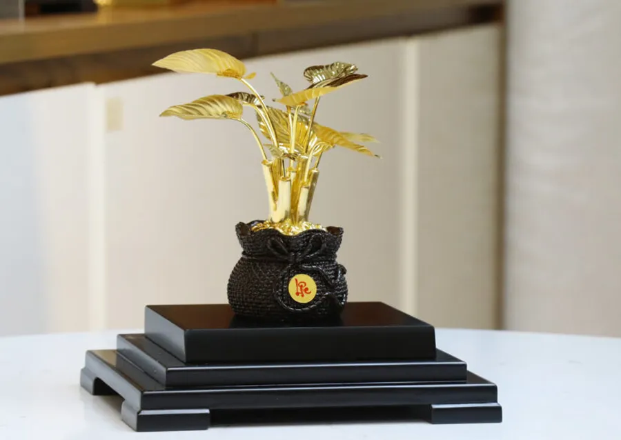 Chậu cây cảnh mạ vàng