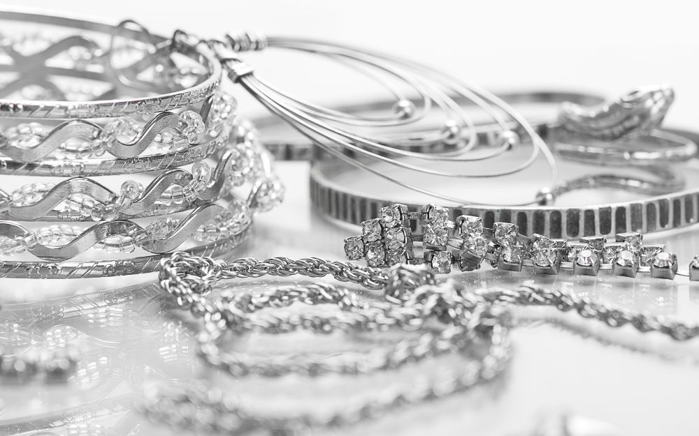 Mệnh Hỏa Đeo Bạc Được Không? Cách Chọn Trang Sức Cho Mệnh Hỏa - 1