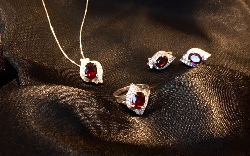 Mệnh Hỏa Đeo Mặt Dây Chuyền Hình Gì Để Hợp Mệnh Và May Mắn? - 2