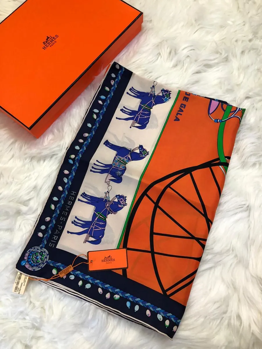 Khăn Lụa Hoặc Cà Vạt